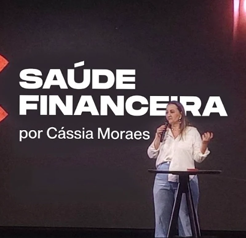 Cássia Moraes palestrando sobre saúde financeira